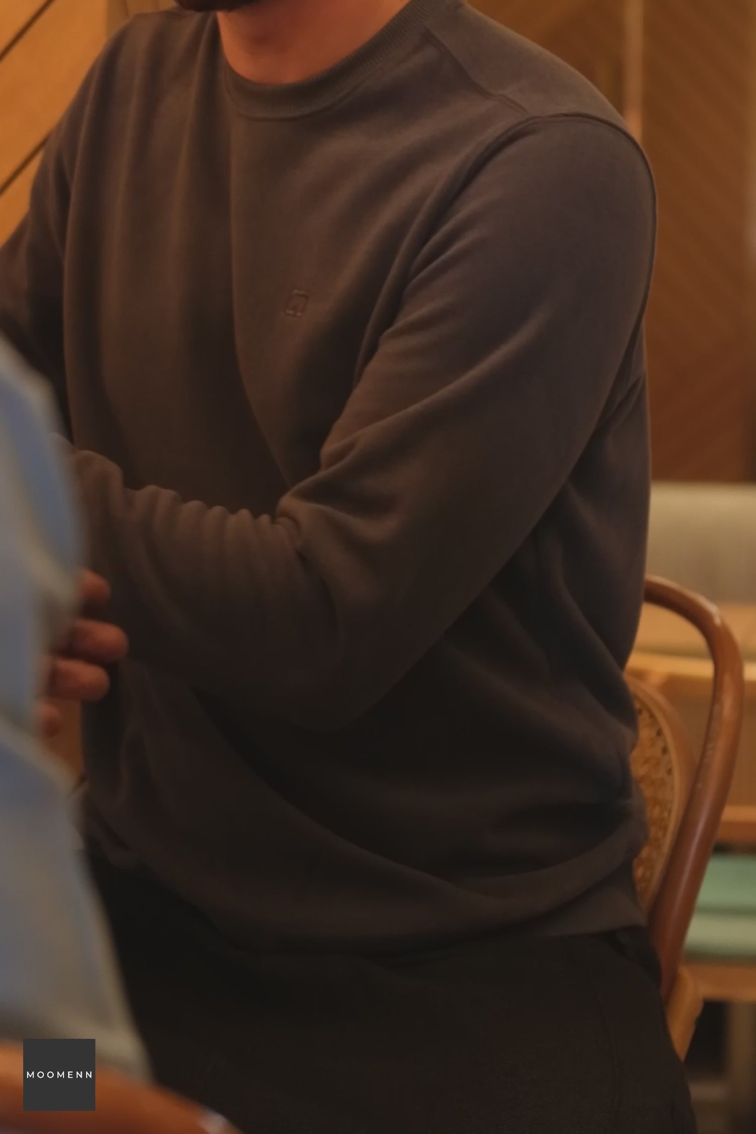 Video laden: QL Round Collar Longline Sweatshirt in Dark Grey